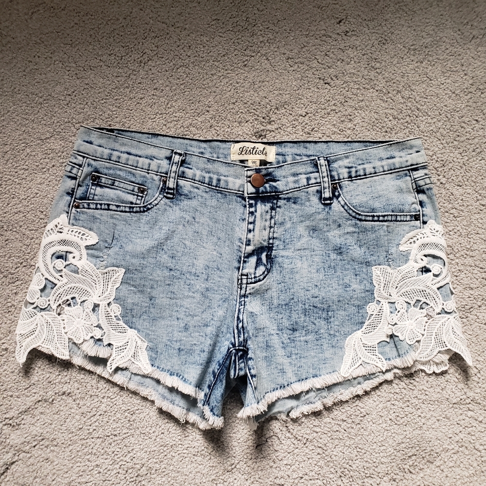 Embroidery Blue Jean Shorts / Light wash